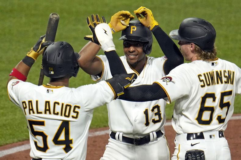 KeBryan Hayes, de los Piratas de Pittsburgh, festeja con Josh Palacios y con Jack Suwinski tras conectar un jonrón de tres carreras en el encuentro del viernes 2 de junio de 2023, ante los Cardenales de San Luis (AP Foto/Gene J. Puskar)