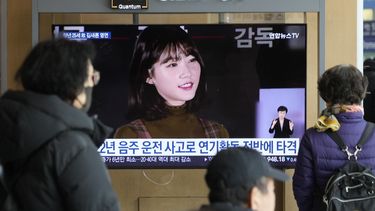 Una pantalla de televisión muestra una imagen de archivo de la fallecida actriz sudcoreana Kim Sae-ron durante noticiero en la estación de tren de Seúl, Corea del Sur, el miércoles 19 de febrero de 2025. (Foto AP/Ahn Young-joon)