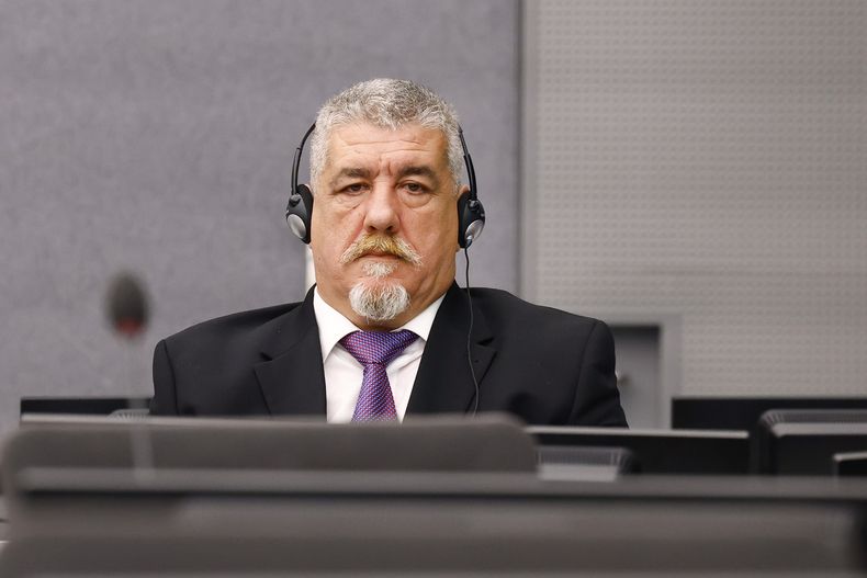 Pjeter Shala, ex combatiente del Ejército de Liberación de Kosovo, en su juicio en La Haya, Holanda, el 14 de julio del 2025. (Piroschka van de Wouw/Pool photo via AP)