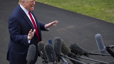 Senadores plantean a Trump plan de control de venta de armas