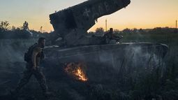 Soldados ucranianos combatiendo cerca de Kreminna, región de Luhansk, Ucrania, el 7 de julio de 2023. (Foto AP /Libkos)