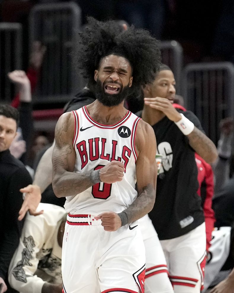 Coby White, de los Bulls de Chicago, festeja su triple en la prórroga del duelo ante los Rockets de Houston, el miércoles 10 de enero de 2024 (AP Foto/Charles Rex Arbogast)