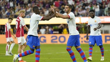 Ferran Torres (centro) celebra tras anotar un gol para el Barcelona junto a su compañero Ousmane Dembélé en el amistoso contra Arsenal, el miércoles 26 de julio de 2023, en Inglewood, California. (AP Foto/Ashley Landis)