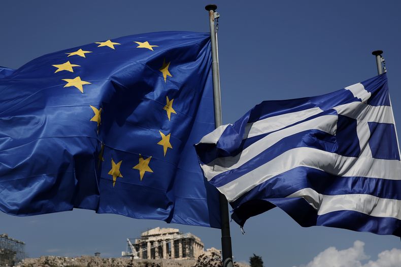 Banderas de la Uni&oacute;n Europea y de Grecia frente al Templo del Parten&oacute;n en Atenas el mi&eacute;rcoles 9 de abril del 2014. (Foto AP/Petros Giannakouris)