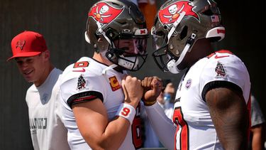 Los quarterbacks de los Buccaneers de Tampa Bay Baker Mayfield y Jalon Daniels en el campo en el calentamiento antes del encuentro ante los Bengals de Cincinnati el domingo 13 de septiembre del 2026. (AP Foto/Carolyn Kaster)