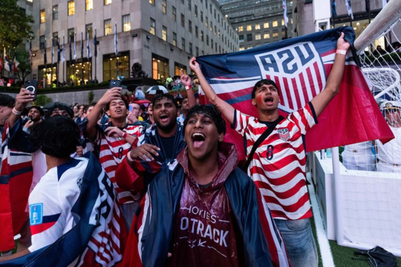 Hinchas observan el partido entre Estados Unidos y Bélgica durante los octavos de final del Mundial en el fan fest del Rockefeller Center de Nueva York, el lunes 6 de julio de 2026. (AP Foto/Adam Gray)