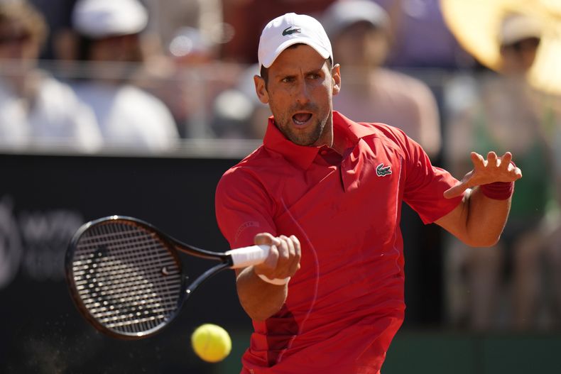 En foto del 12 de mayo del 2024, el serbio Novak Djokovic regresa la bola en el encuentro ante el chileno Alejandro Tabilo en el Abierto de Roma. El viernes 17 de mayo del 2024, Djokovic recibe comodín para participar en el Abierto de Ginebra. (AP Foto/Alessandra Tarantino)