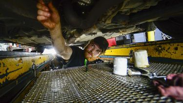Un empleado trabaja en un taller de vehículos en Brattleboro, Vermont, el 15 de julio del 2024. (Kristopher Radder/The Brattleboro Reformer via AP)