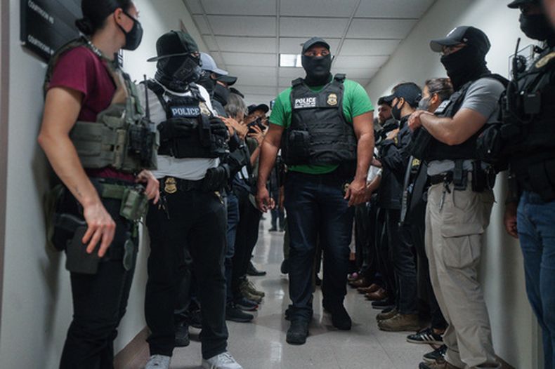ARCHIVO - Agentes federales enmascarados esperan afuera de una sala de audiencias de inmigración en Nueva York, el 8 de julio de 2025. (AP Foto/Olga Fedorova, archivo)