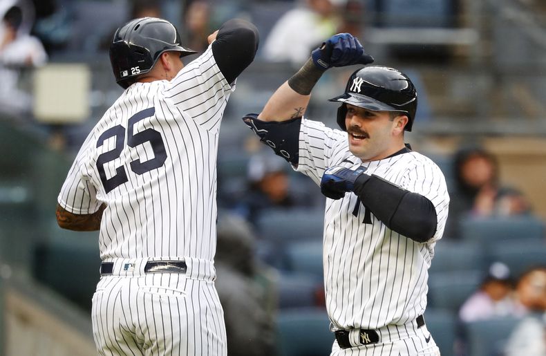 Austin Wells celebra con Gleyber Torres (25) tras batear un jonrón ante los Diamondbacks de Arizona, el lunes 25 de septiembre de 2023, en Nueva York. (AP Foto/Noah K. Murray)