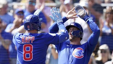 Ian Happ (izquierda) de los Cachorros de Chicago es felicitado por Nico Hoerner (derecha) tras batear un jonrón ante los Piratas de Pittsburgh, el miércoles 17 de septiembre de 2025, en Pittsburgh. (AP Foto/Matt Freed)