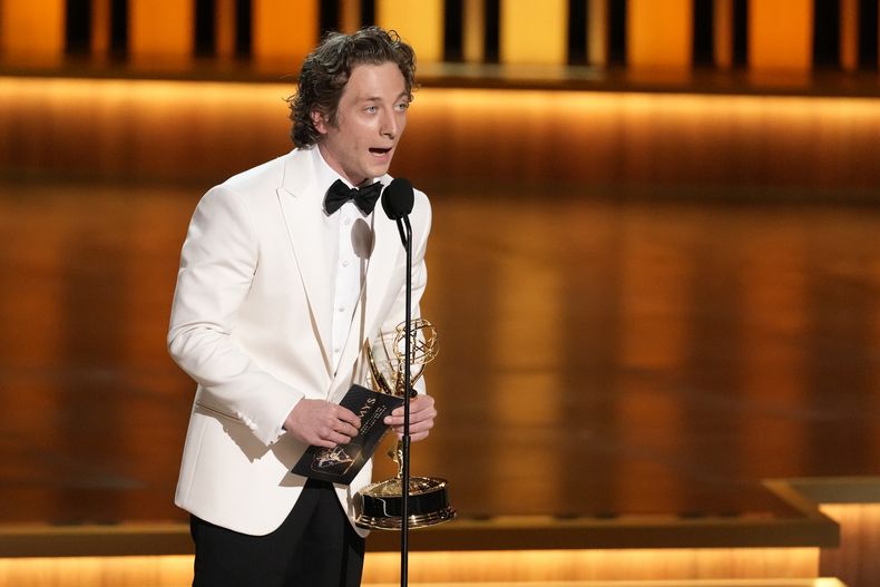Jeremy Allen White recibe el premio a mejor actor de una serie de comedia por The Bear en la 75ª edición de los Premios Emmy el lunes 15 de enero de 2024 en el Peacock Theatre de Los Ángeles. (Foto AP/Chris Pizzello)