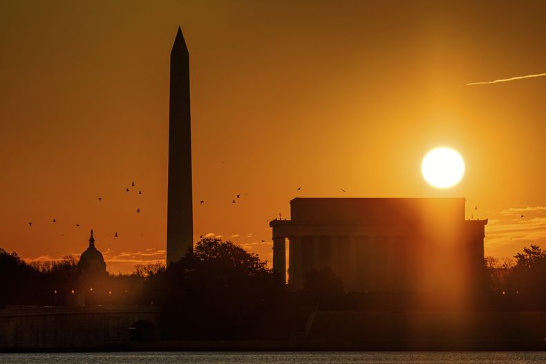 ARCHIVO - El Sol brilla sobre el Monumento a Lincoln teniendo como fondo el Monumento a Washington y el Capitolio de Estados Unidos el 13 de marzo de 2021, en Washington. (AP Foto/J. David Ake, Archivo)