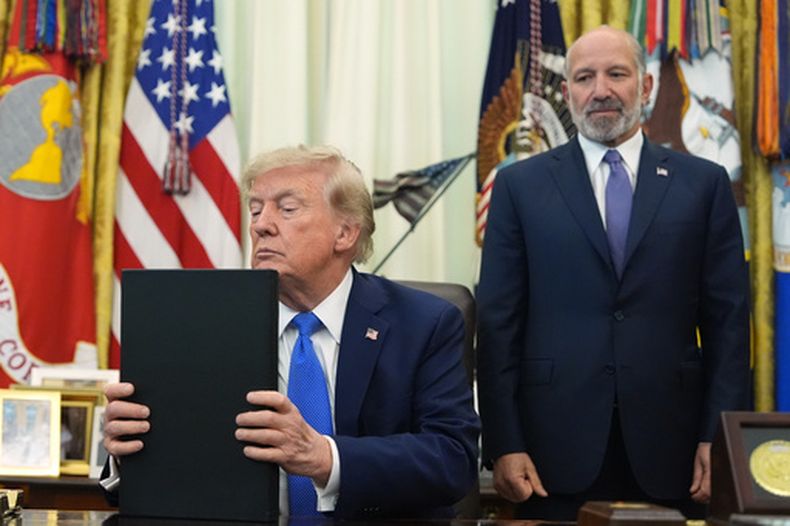 El presidente Donald Trump durante la ceremonia de firma de órdenes ejecutivas en el Despacho Oval de la Casa Blanca, el jueves 6 de agosto de 2026, en Washington. Está acompañado del secretario de Comercio, Howard Lutnick. (AP Foto/Alex Brandon)