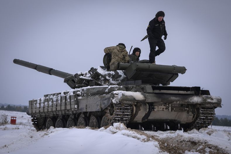 En esta imagen de archivo, soldados ucranianos practican en un tanque durante un entrenamiento militar en Ucrania, el 6 de diciembre de 2023. (AP Foto/Efrem Lukatsky, archivo)