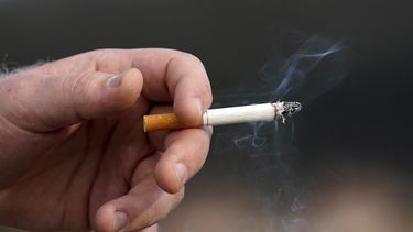 ARCHIVO – Un hombre sostiene un cigarrillo encendido, en San Francisco, el miércoles 2 de diciembre de 2020. (AP Foto/Jeff Chiu, Archivo)