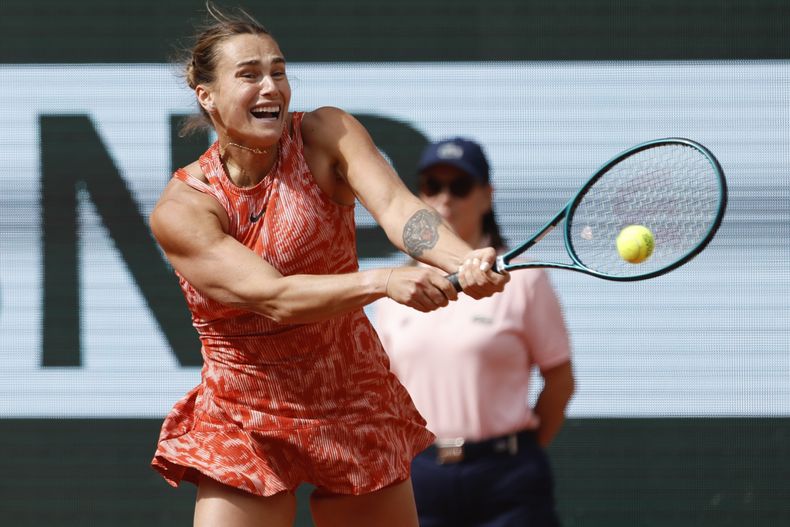 La bielorrusa Aryna Sabalenka devuelve ante Mirra Andreeva durante los cuartos de final del Abierto de Francia, el 5 de junio de 2024. (AP Foto/Aurelien Morissard)