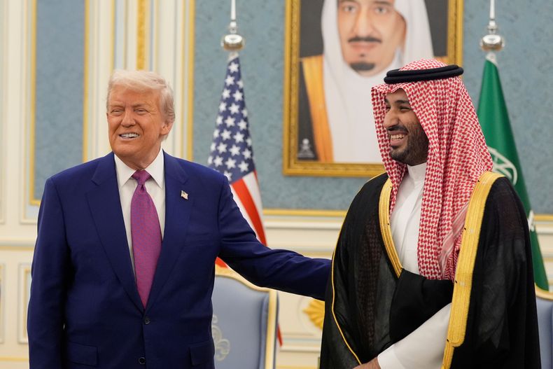 El presidente estadounidense Donald Trump con el príncipe saudí Mohammed bin Salman en Riad, Arabia Saudí, el 13 de mayo del 2025. (AP foto/Alex Brandon)