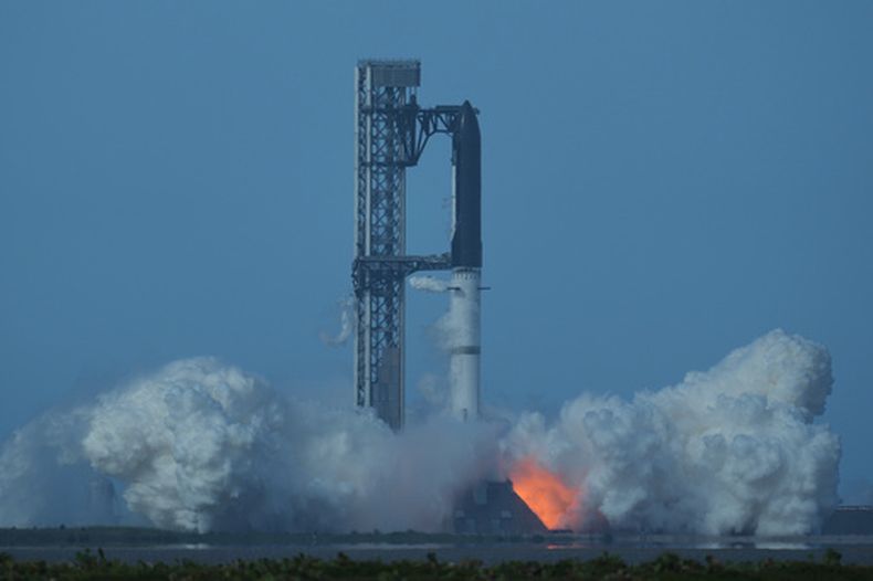 El megacohete Starship de SpaceX inicia su despegue, pero fue cancelado, el jueves 16 de julio de 2026, en Starbase, Texas. (AP Foto/Eric Gay)