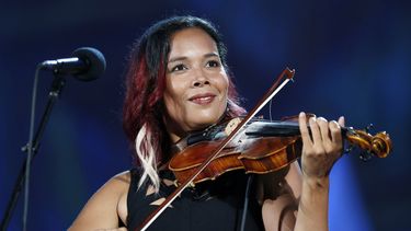 ARCHIVO - Rhiannon Giddens actúa durante el ensayo del Boston Pops Fireworks Spectacular en Boston, el 3 de julio de 2018. (Foto AP/Michael Dwyer, archivo)