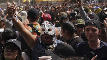 ARCHIVO - Fans de Lost Acapulco vitorean en el festival Vive Latino en la Ciudad de México el domingo 19 de marzo de 2023. (Foto AP/Fernando Llano)
