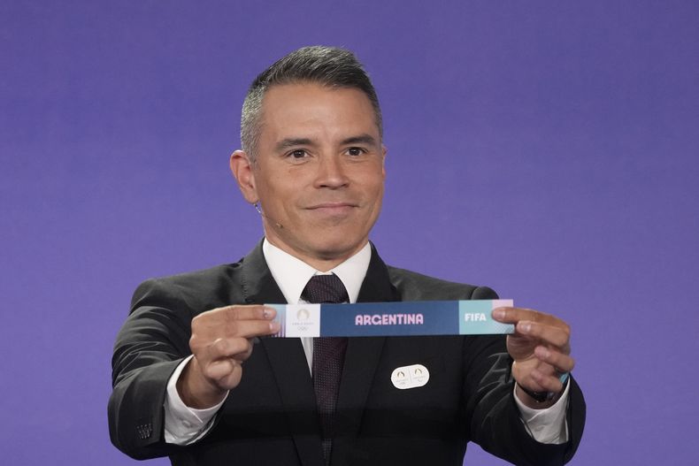 El retirado futbolista argentino Javier Saviola durante el sorteo del fútbol de los Juegos Olímpicos de París 2024 realizado en Saint-Denis, el miércoles 20 de marzo de 2024. (AP Foto/Christophe Ena)