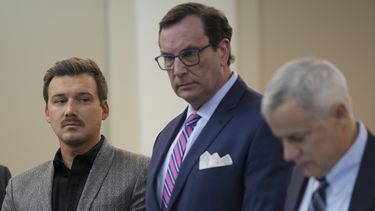 Morgan Wallen, a la izquierda, escucha sus cargos por imprudencia temeraria mientras se declara culpable de arrojar una silla desde un balcón de seis pisos en un tribunal penal el jueves 12 de diciembre de 2024 en Nashville, Tennessee. (Foto AP/George Walker IV)