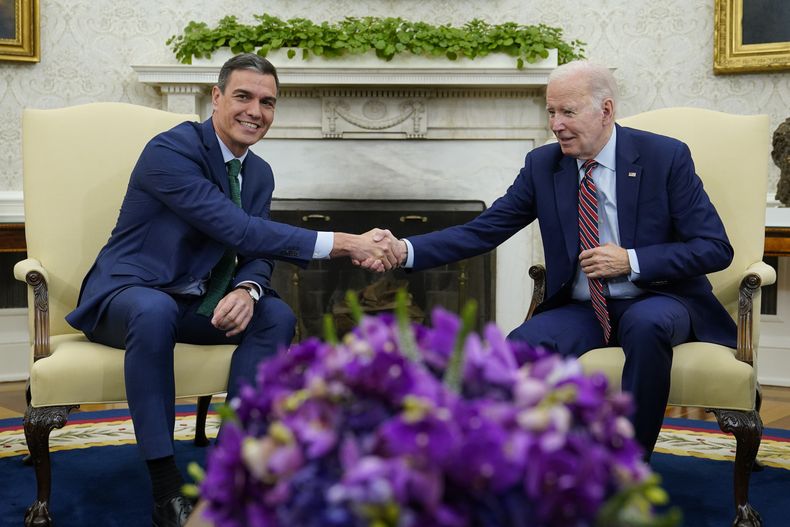 El presidente Joe Biden y el presidente del gobierno español Pedro Sánchez se saludan durante su reunión en la Oficina Oval de la Casa Blanca en Washington, el viernes 12 de mayo de 2023. (AP Foto/Susan Walsh)