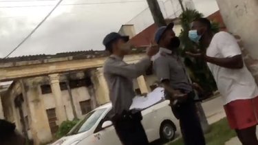 policia amenaza violentamente a jovenes que jugaban futbol en barrio de la habana