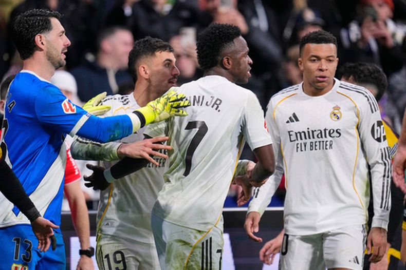 El delantero del Real Madrid Vinicius Junior (centro) reacciona durante el partido contra Rayo Vallecano en la Liga española, el domingo 1 de febrero de 2026, en Madrid. (AP Foto/Manu Fernández)