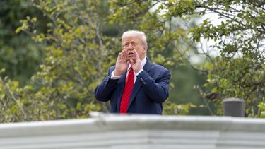 El presidente Donald Trump grita a los reporteros mientras inspecciona los terrenos desde el techo arriba de la columnata que va hacia el Ala Oeste de la Casa Blanca, el martes 5 de agosto de 2025, en Washington. (AP Foto/Alex Brandon)