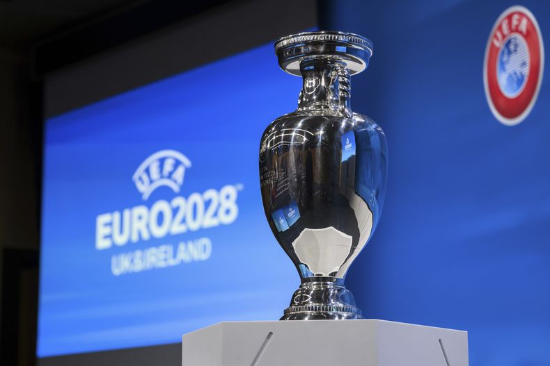 El trofeo del Campeonato Europeo de fútbol tras el anuncio de que Gran Bretaña e Irlanda serán las sedes de la edición de 2028 y que Italia y Turquía recibirán la de 2032, el martes 10 de octubre de 2023, en Nyon, Suiza. (Jean-Christophe Bott/Keystone vía AP)
