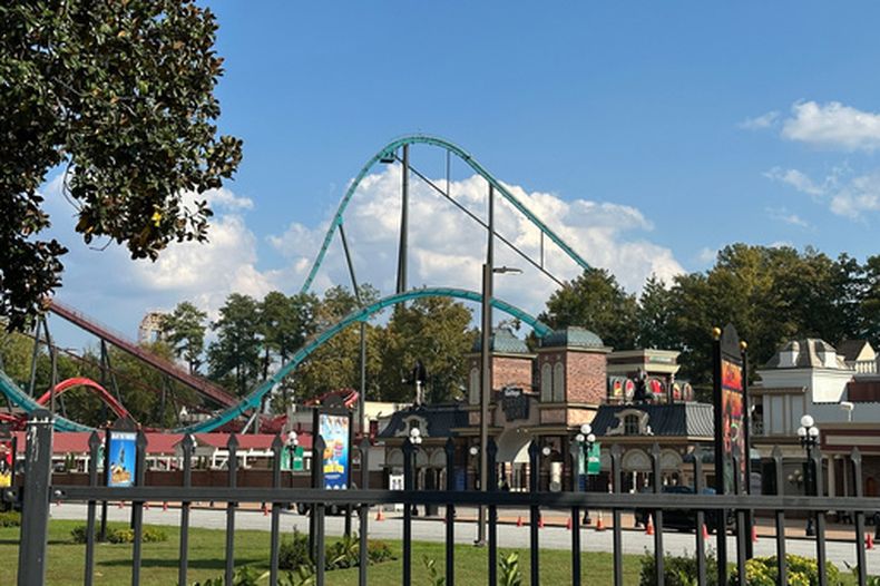 La entrada al parque de diversiones Six Flags Over Georgia, el viernes 16 de octubre de 2026, en Mableton, Georgia. (AP Foto/Kate Brumback)