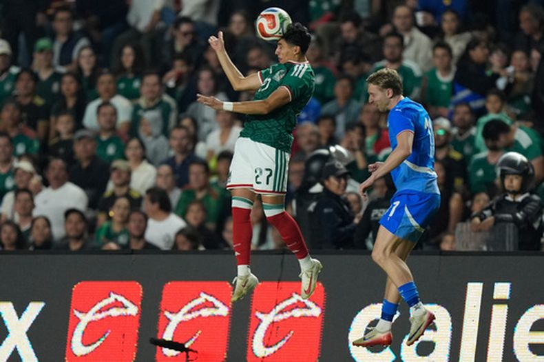 ARCHIVO - Richard Ledezma, de la selección de México, disputa un balón en alto con Helgi Gudjonsson, de Islandia, durante un partido amistoso realizado en Querétaro, el miércoles 25 de febrero de 2026 (AP Foto/Fernando Llano, archivo)