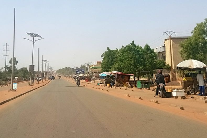 Varios motociclistas transitan por una calle de Niamey, Níger, el jueves 18 de junio de 2026. (AP Foto)
