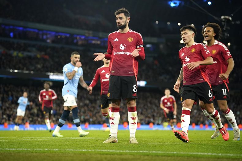 Bruno Fernandes del Manchester United celebra con sus compañeros tras anotar el segundo gol de su equipo en el encuentro ante el Manchester City en la Liga Premier el domingo 15 de diciembre del 2024. (AP Foto/Dave Thompson)