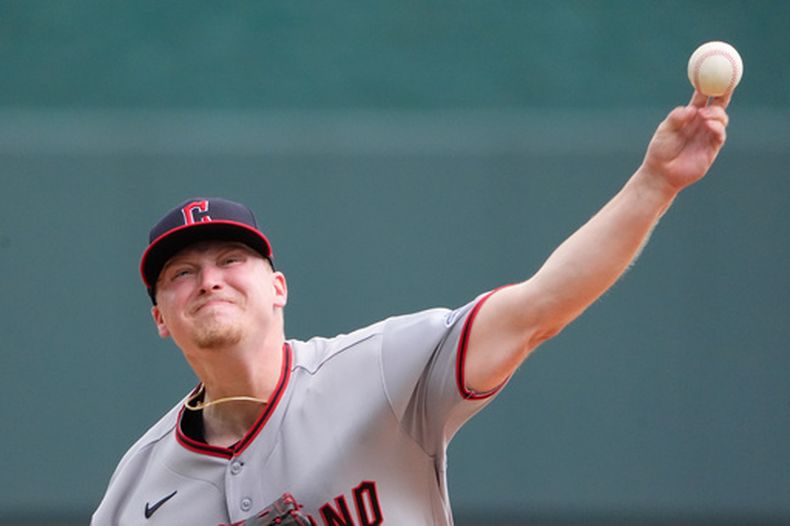 Parker Messick, abridor de los Guardianes de Cleveland, lanza en el duelo ante los Reales de Kansas City, el domingo 27 de septiembre de 2026 (AP Foto/Charlie Riedel)