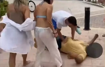 Brutal pelea entre varias personas y un hombre en Hollywood Beach deja a este inconsciente y tirado en medio de la calle