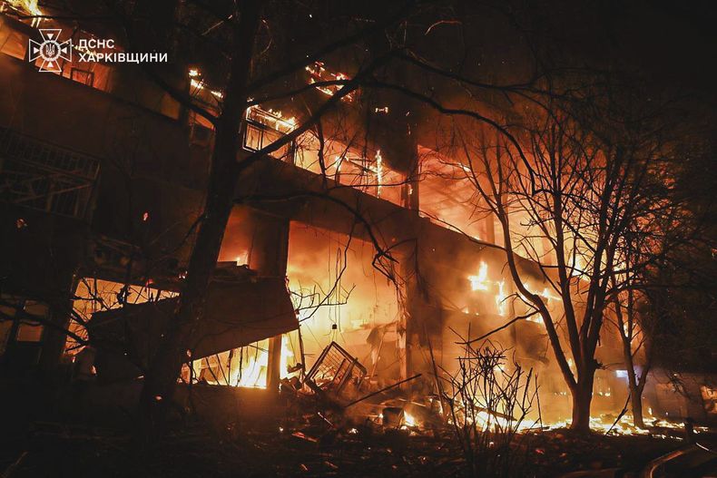 En esta imagen, distribuida por el Servicio de Emergencias de Ucrania, un edificio residencial arde tras ser alcanzado por un ataque ruso en Járkiv, Ucrania, el 11 de junio de 2025. (Servicio de Emergencias de Ucrania vía AP)