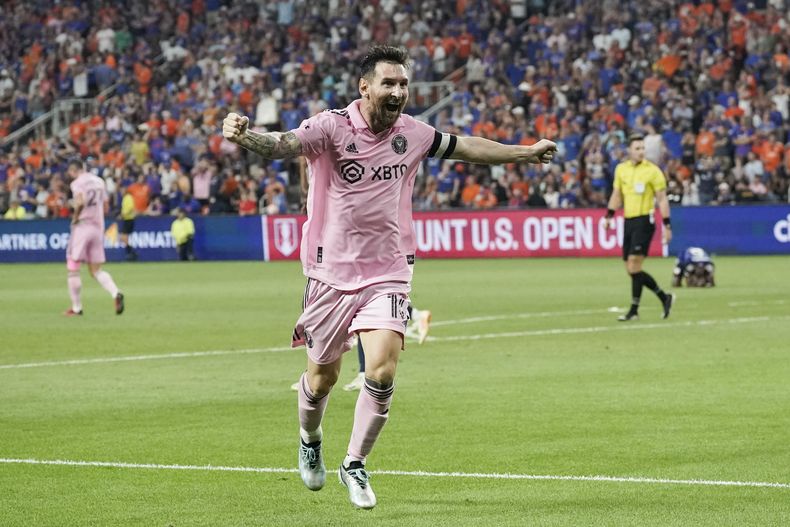 El argentino Lionel Messi, del Inter Miami, festeja un tanto de su compañero Leonardo Campana, en la semifinal de la US Open Cup ante el Cincinnati, el miércoles 23 de agosto de 2023 (AP Foto/Joshua A. Bickel)