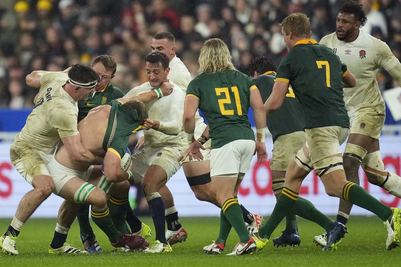 Jugadores de Inglaterra le levantan la camiseta al sudafricano Rg Snyman mientras lo taclea los ingleses Tom Curry y Alex Mitchell durante el duelo de semifinales del Mundial de Rugby el sábado 21 de octubre del 2023. (AP Foto/Christophe Ena)