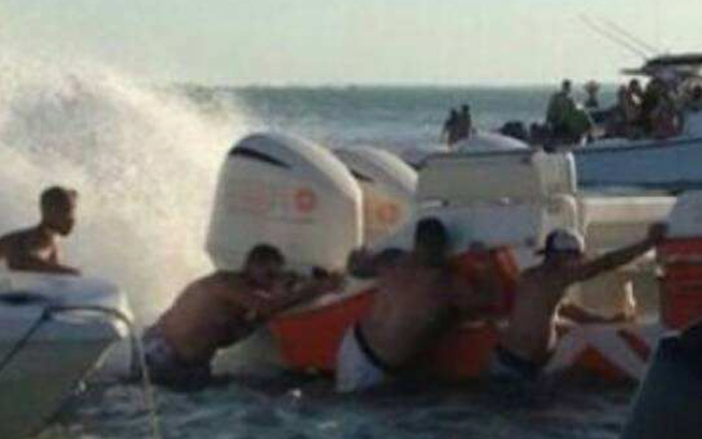 El incidente se produjo en la tarde del domingo cuando el barco quedó varado en un bajo de arena y el joven, al parecer, trato de ayudar a moverla.