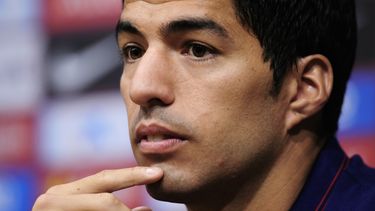americateve | El jugador uruguayo del Barcelona, Luis Su&aacute;rez, participa en una rueda de prensa el martes, 19 de agosto de 2014, en Barcelona. (AP Photo/Manu Fernandez)