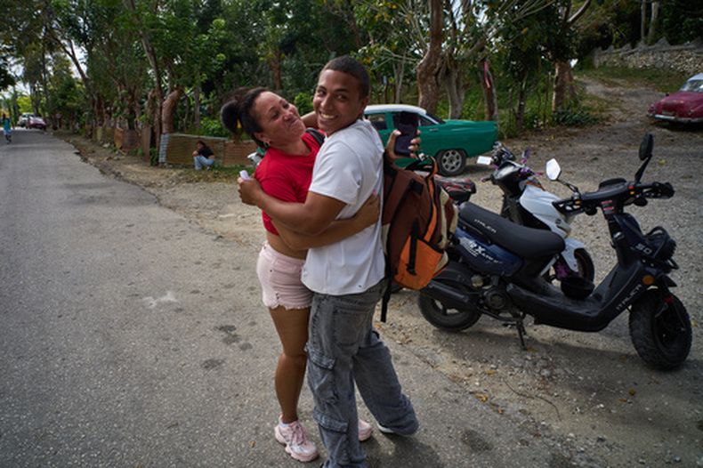 Emilio Alejandro Leyva, un preso indultado, a la derecha, abraza a su madre Katia Arias Mendoza tras su liberación del centro penitenciario de La Lima, el viernes 3 de abril de 2026, en Guanabacoa, La Habana, Cuba. (AP Foto/Ramón Espinosa)