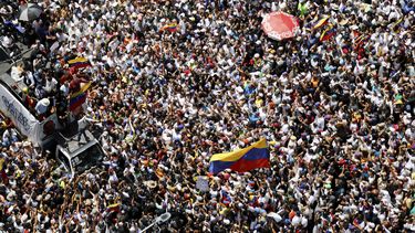 La líder opositora María Corina Machado, abajo a la derecha, ondea una bandera nacional venezolana durante una manifestación para protestar contra los resultados oficiales que declararon al presidente Nicolás Maduro como ganador de las elecciones presidenciales de julio, en Caracas, Venezuela, el sábado 17 de agosto de 2024. (Foto AP/Cristian Hernández)