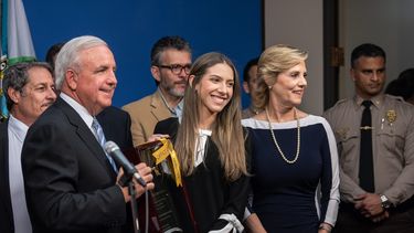 la esposa de juan guaido, fabiana rosales, recibio las llaves del condado de miami-dade