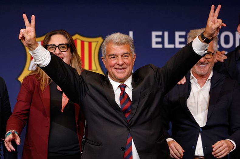 Joan Laporta celebra después de ganar las elecciones para seguir en el cargo como presidene del FC Barcelona por otro periodo, la madrugada del lunes 16 de marzo de 2026, en Barcelona, España. (AP Foto/Joan Monfort)