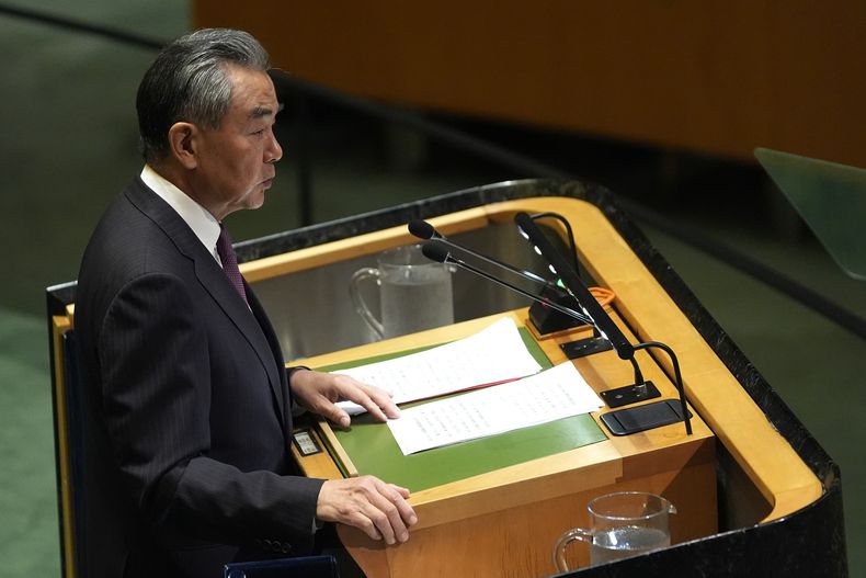 El ministro de Relaciones Exteriores de China, Wang Yi, ofrece un discurso en la 79na sesión de la Asamblea General de Naciones Unidas, el sábado 28 de septiembre de 2024. (AP Foto/Pamela Smith)