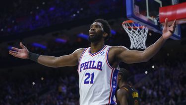 Con clavada y triple doble de Embiid, 76ers vencen a Cavs