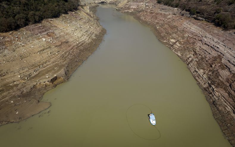 ARCHIVO - Pescadores recorren la reserva Sau, al norte de Barcelona. España, el 20 de marzo de 2023. (AP Foto/Emilio Morenatti, archivo)